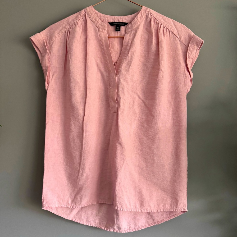 Banana Republic Women’s Short Sleeve V-Neck Top in Soft Ballet Pink, size XS